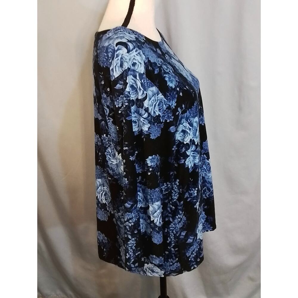 JM Collection blue and navy floral top. - Picture 2 of 6